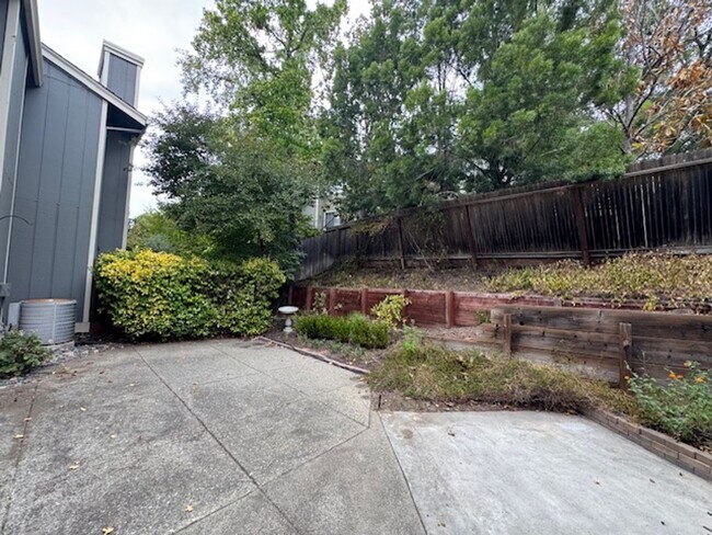Building Photo - Wonderful 3 bedroom Tri-level townhome wit...