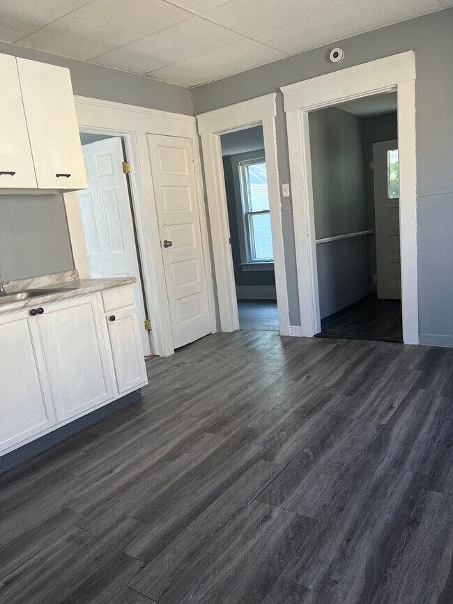 Building Photo - Section 8 Accepted! Cozy 3-Bedroom Home!