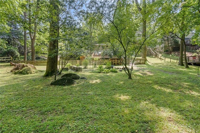 Building Photo - 486 Lakeshore Dr NE