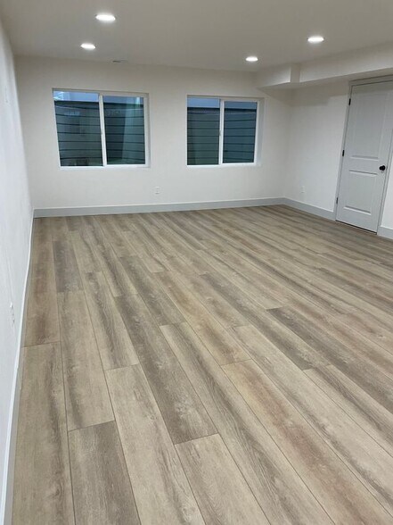 Building Photo - 1413 W Valley Dr