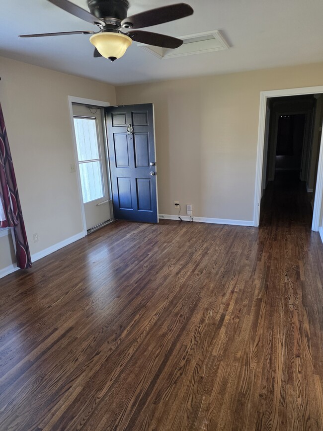 Building Photo - 3009 Sunnyview Dr