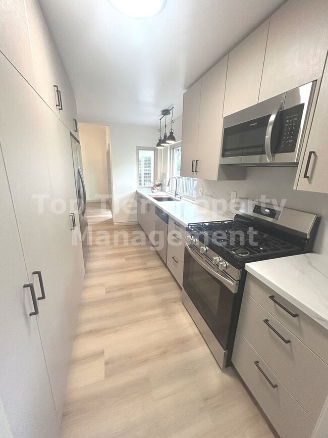 Building Photo - ***FULLY RENOVATED 2 bed / 2 bath / 1,120 sqft Home in 55+ Nob Hill Community - Available NOW***