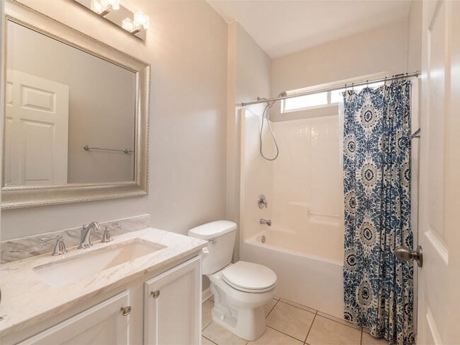 Building Photo - Beautiful 3 bedroom town home for rent Aug...