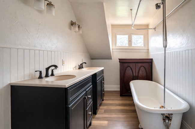 Building Photo - Stunning 1910 Historic Home