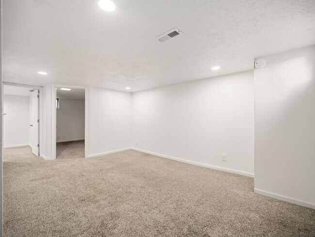Building Photo - 6011 N Braeburn Dr