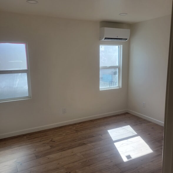 Building Photo - 729 E Providencia Ave