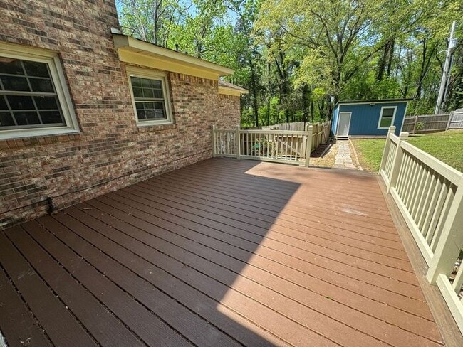 Building Photo - Fenced yard!