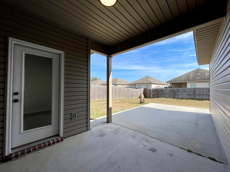 Building Photo - 15452 Oakstone Dr