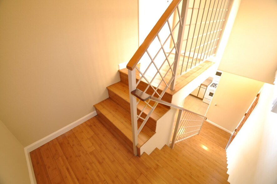 Building Photo - 425 N Alvarado St