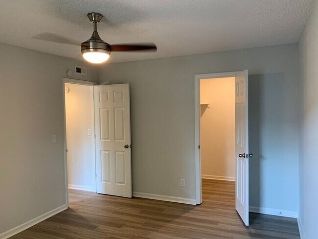 Building Photo - Fully Renovated 2 Bed 1 Bath Apartment By Downtown Summerville!