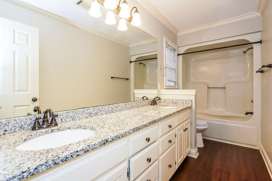 Building Photo - 104 Luna Ln