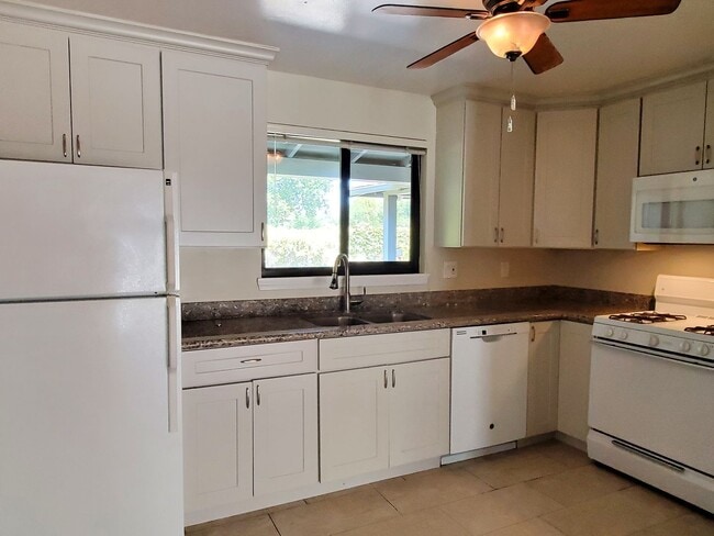 Building Photo - Cute Single Family Home, Newer kitchen, Ne...
