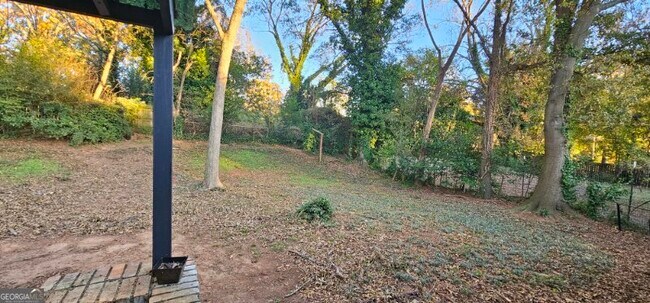 Building Photo - 1976 Columbia Dr