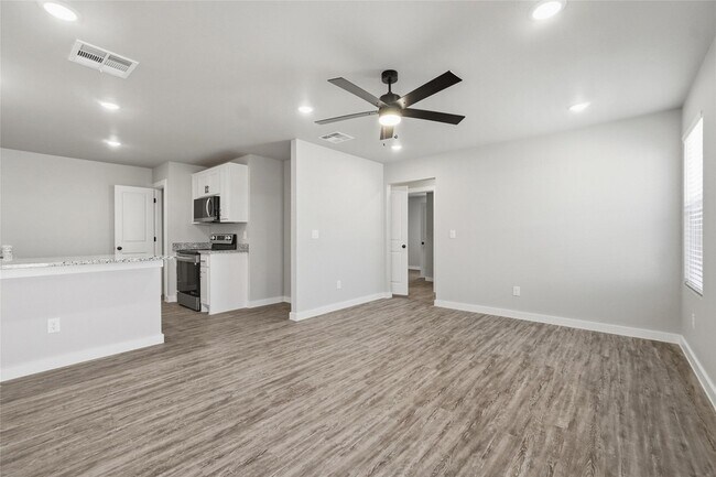 Building Photo - 2886 Glennster St