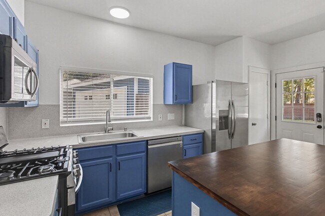 Building Photo - 800 Lightningbug Ln