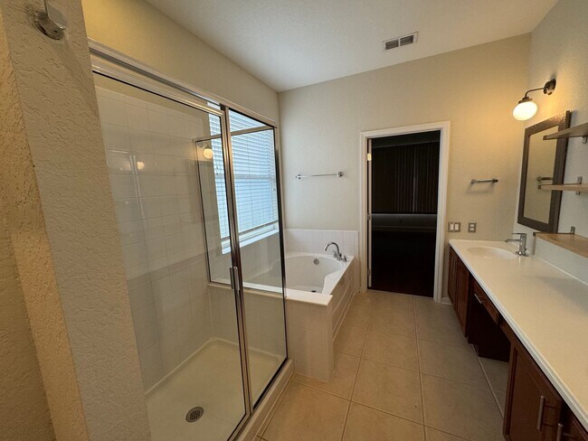 Building Photo - Spacious 4 Bedroom Spring Isle Home AVAILA...