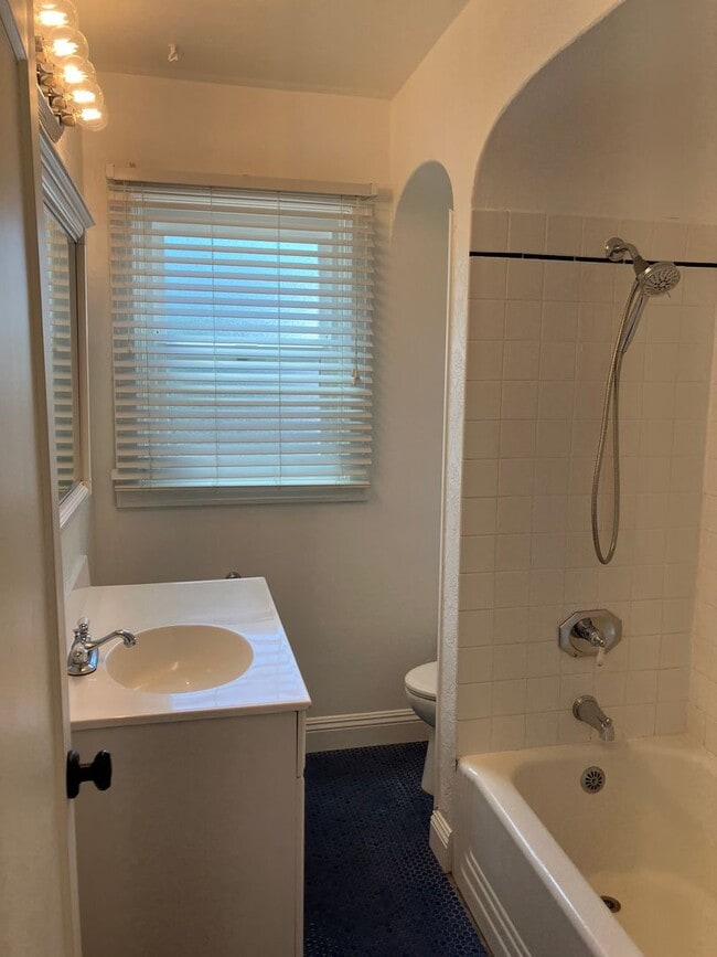 Building Photo - Charming Three Bedroom Home in Central Salem
