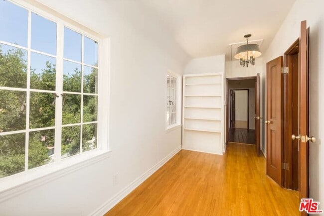 Building Photo - 1957 Mandeville Canyon Rd