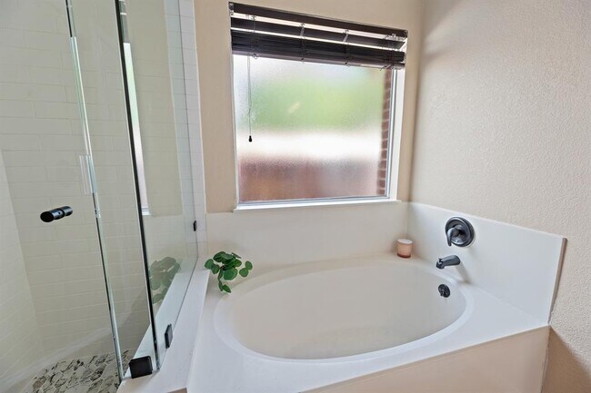 Building Photo - 1208 Lochaline Loop
