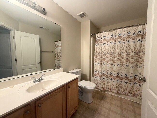 Building Photo - Large Three Bedroom Townhouse! New Carpet & Paint!