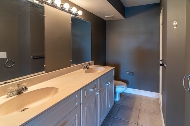Building Photo - Well-Maintained 2BR/2BA Condo with Lake Vi...
