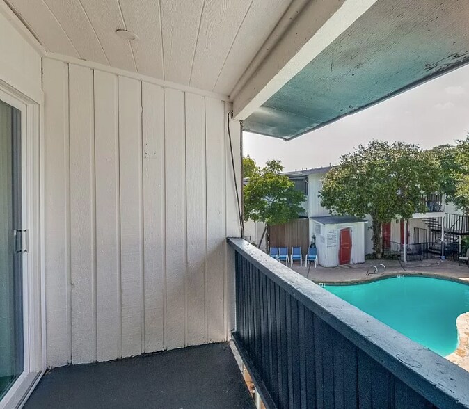 Building Photo - 2627 Douglas Ave