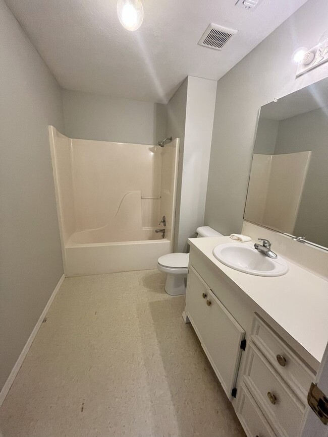 Building Photo - Charming 3 bed 2 bath with fenced yard