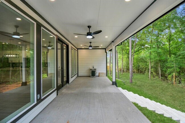 Building Photo - 12163 La Salle River Rd