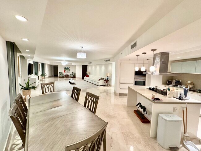 Building Photo - St. Tropez Penthouse