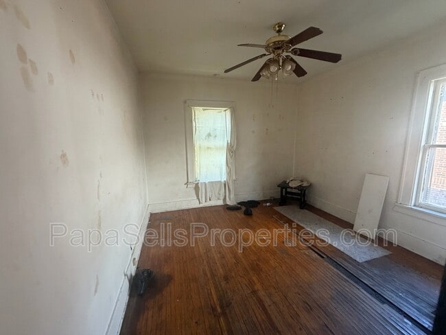 Building Photo - 107 E Archer Ave