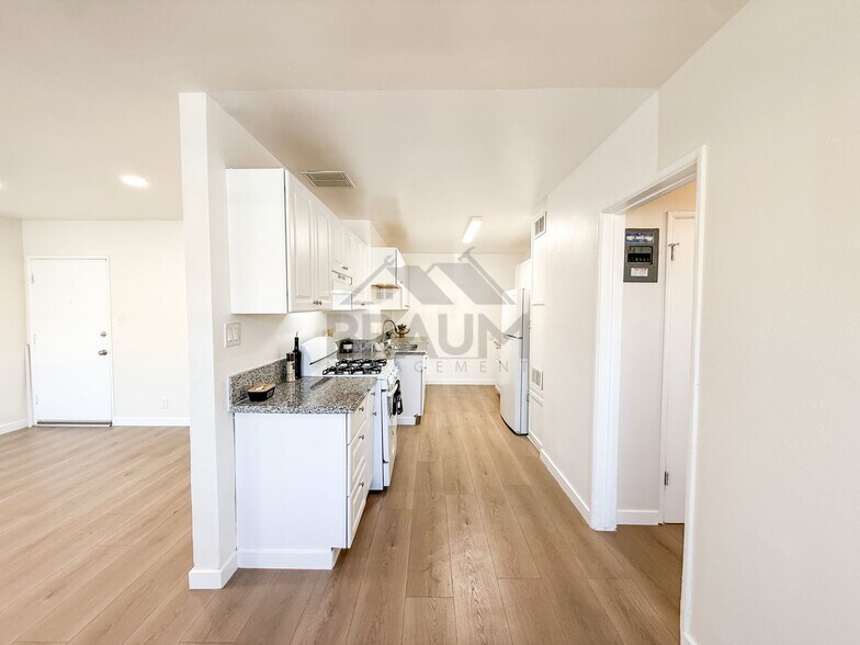 Building Photo - 7339 Woodman Ave