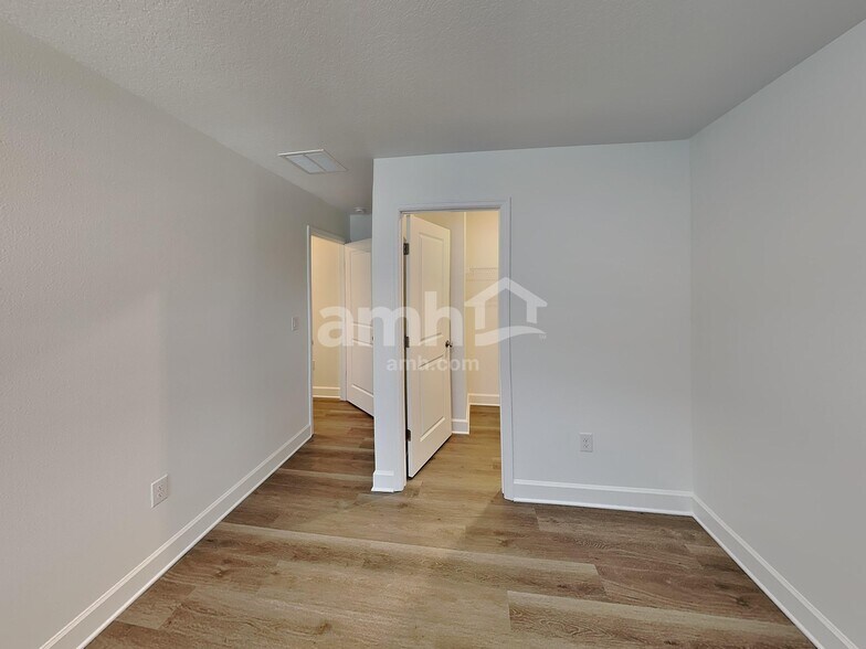 Building Photo - 3013 20th Ave W