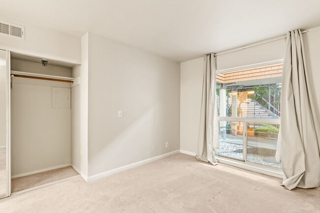 Building Photo - Utilities Paid! Modern 2 Bed Condo on the Water! Live by the Bay