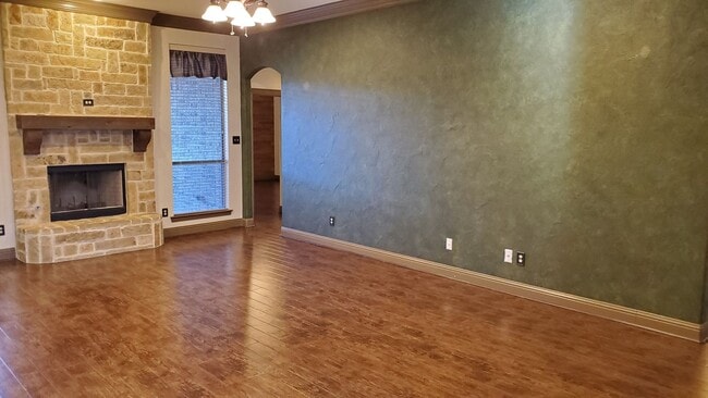 Building Photo - 1621 Colonial Dr