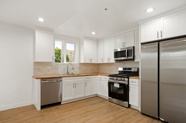 Building Photo - 443 Heliotrope Dr