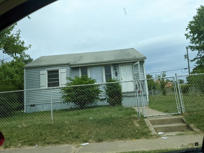 Building Photo - Updated 2 Bedroom, 1 bath with Large Backy...