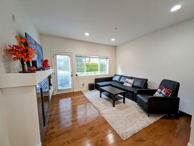 Building Photo - 15720 Manor Way
