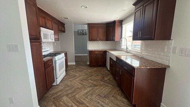Building Photo - EAST PALMDALE HOME