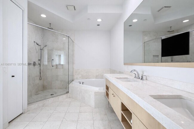 Building Photo - 900 Brickell Key Blvd