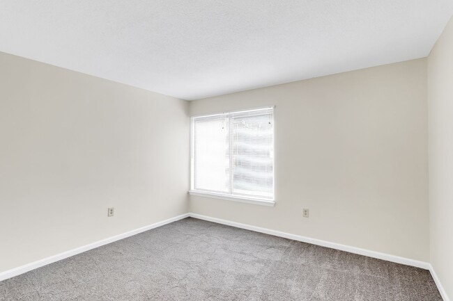 Building Photo - Charming First Floor Condo Available for Rent