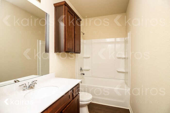 Building Photo - 10685 Bent Brook Dr