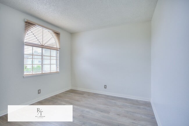 Building Photo - Freshly painted and featuring brand new 2nd-floor flooring 3 Bedrooms, 2.5 Bathroom in Baldwin Park