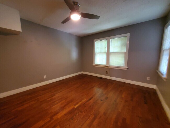 Building Photo - Pre-Leasing for Mid-June 2025! (2) Living ...