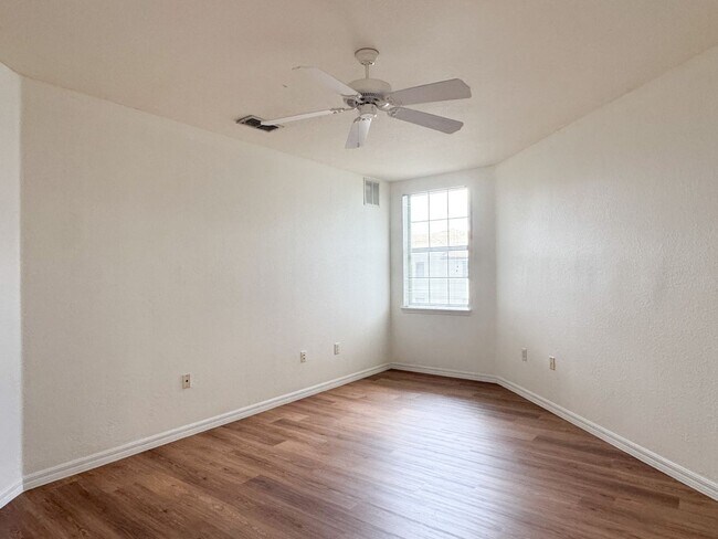 Building Photo - Spacious 1 bedroom overlooking pool at The Registry!