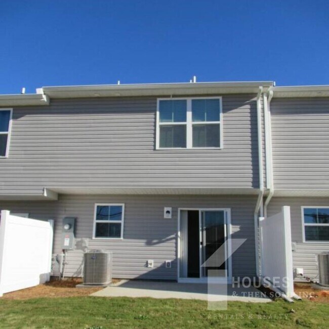 Building Photo - 14 Pine Thicket Dr