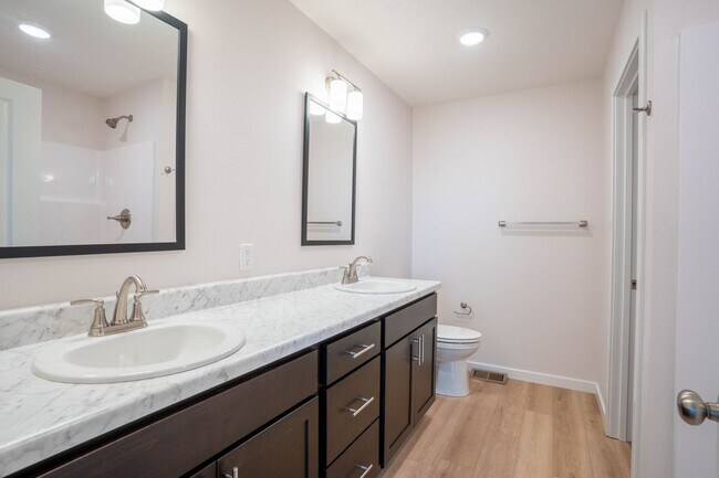 Building Photo - Beautiful newer 3 bed home with 3 car garage