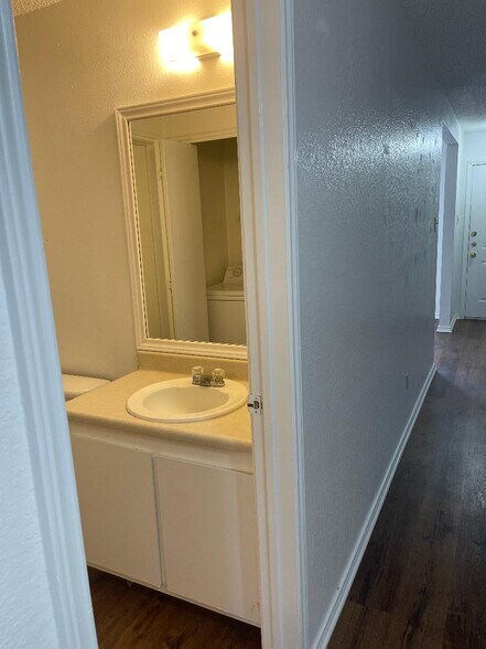 Building Photo - 1007 Spring Loop