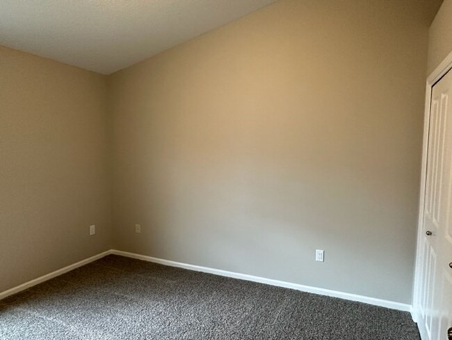 Building Photo - Newly renovated perfect 2 bedrom 2 bath to...