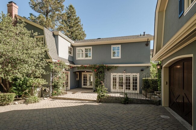 Building Photo - 719 W Poplar Ave