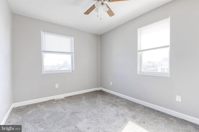 Building Photo - Welcome to this beautifully renovated 4bd 2bth end-of-group townhome in Baltimore!